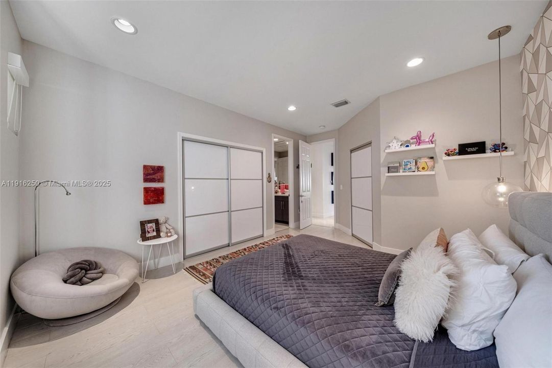 For Sale: $3,200,000 (6 beds, 5 baths, 3994 Square Feet)