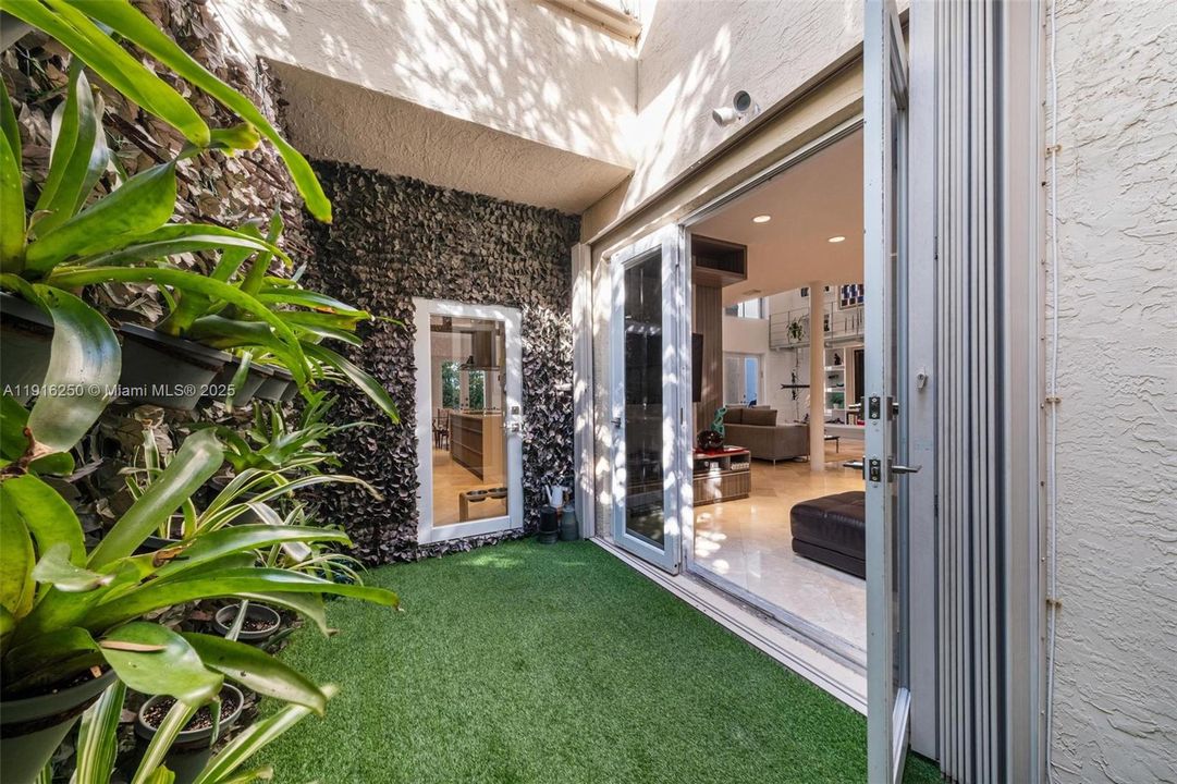 For Sale: $3,200,000 (6 beds, 5 baths, 3994 Square Feet)