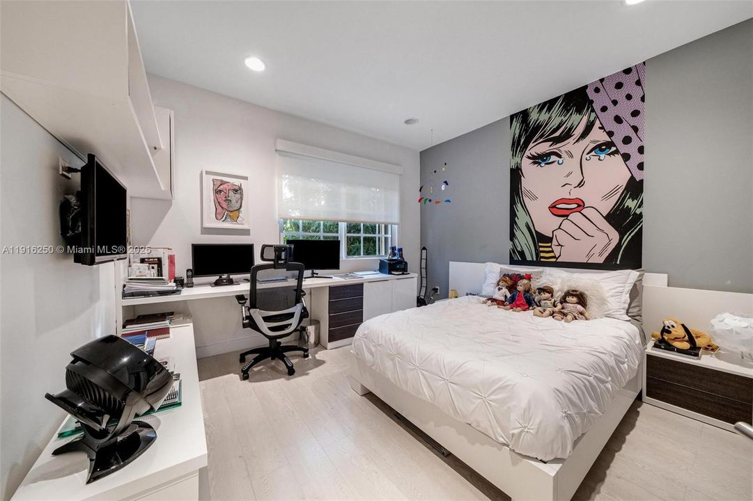 For Sale: $3,200,000 (6 beds, 5 baths, 3994 Square Feet)