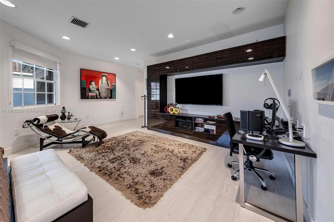 For Sale: $3,200,000 (6 beds, 5 baths, 3994 Square Feet)