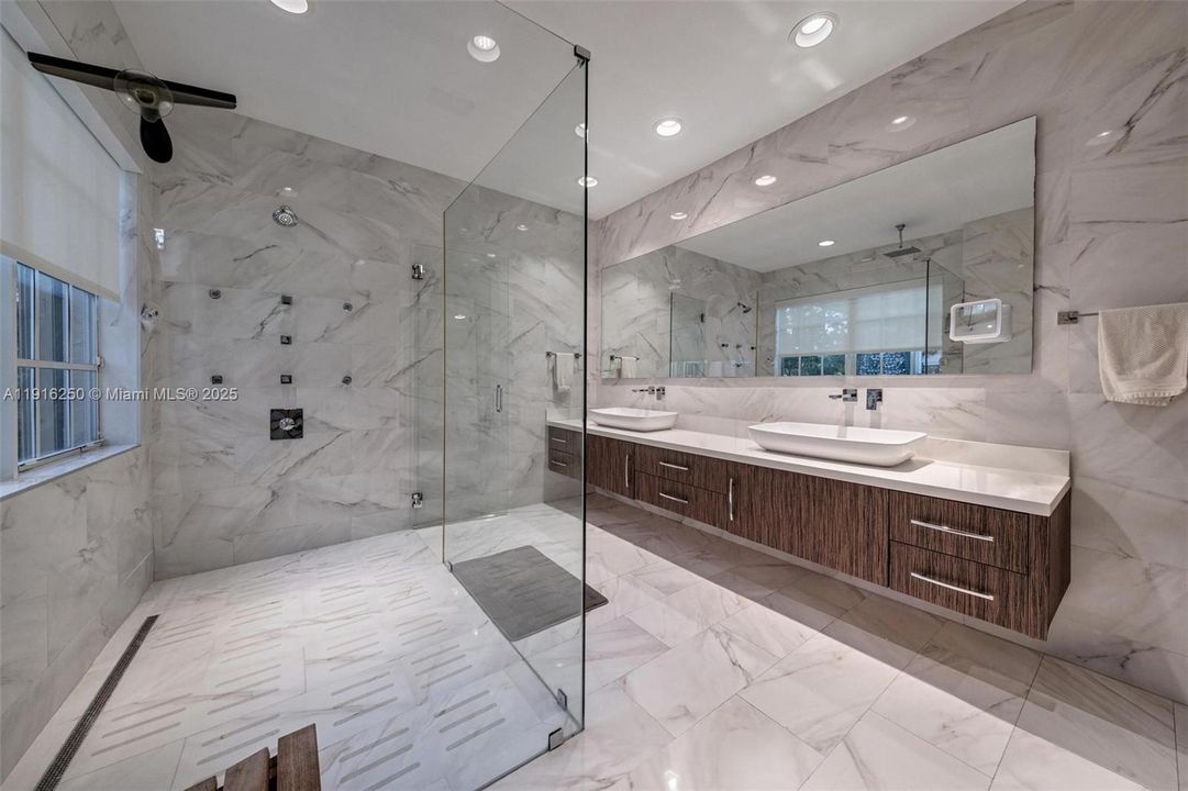 For Sale: $3,200,000 (6 beds, 5 baths, 3994 Square Feet)