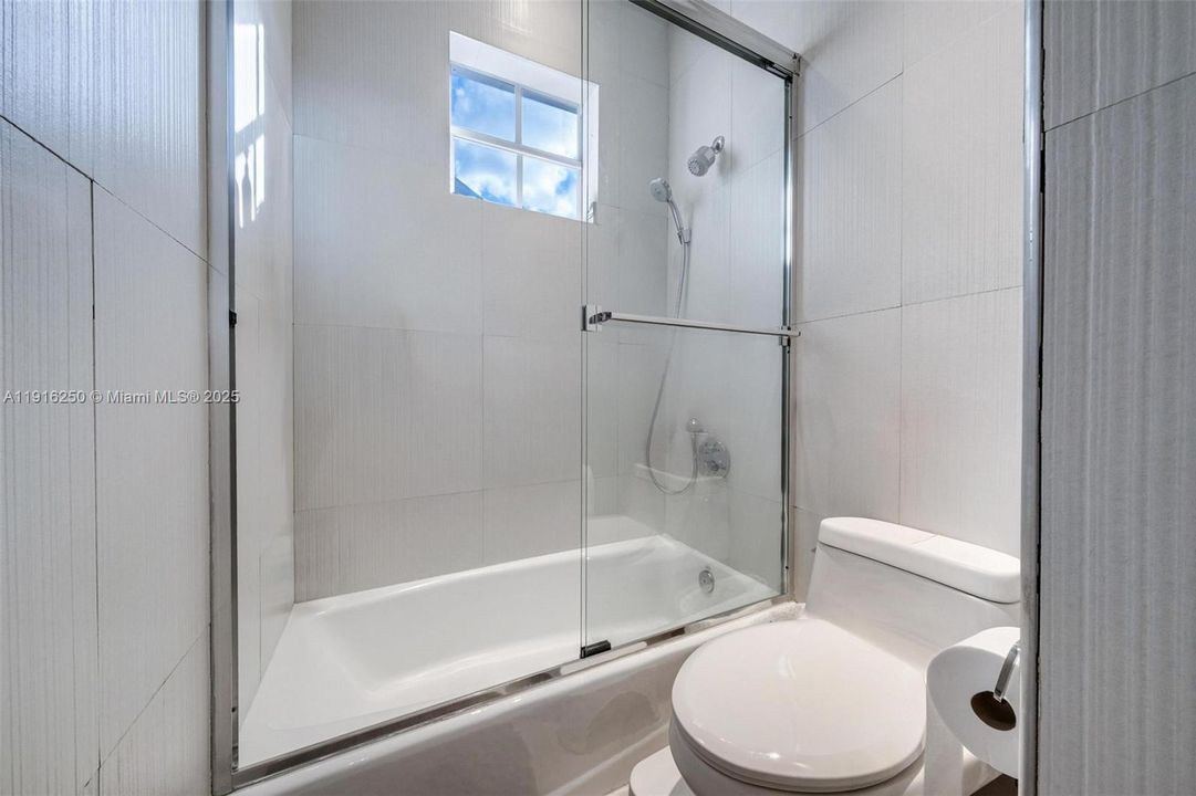 For Sale: $3,200,000 (6 beds, 5 baths, 3994 Square Feet)