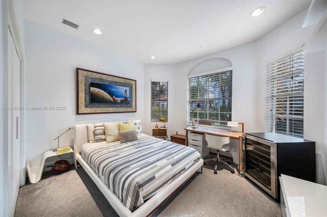 For Sale: $3,200,000 (6 beds, 5 baths, 3994 Square Feet)