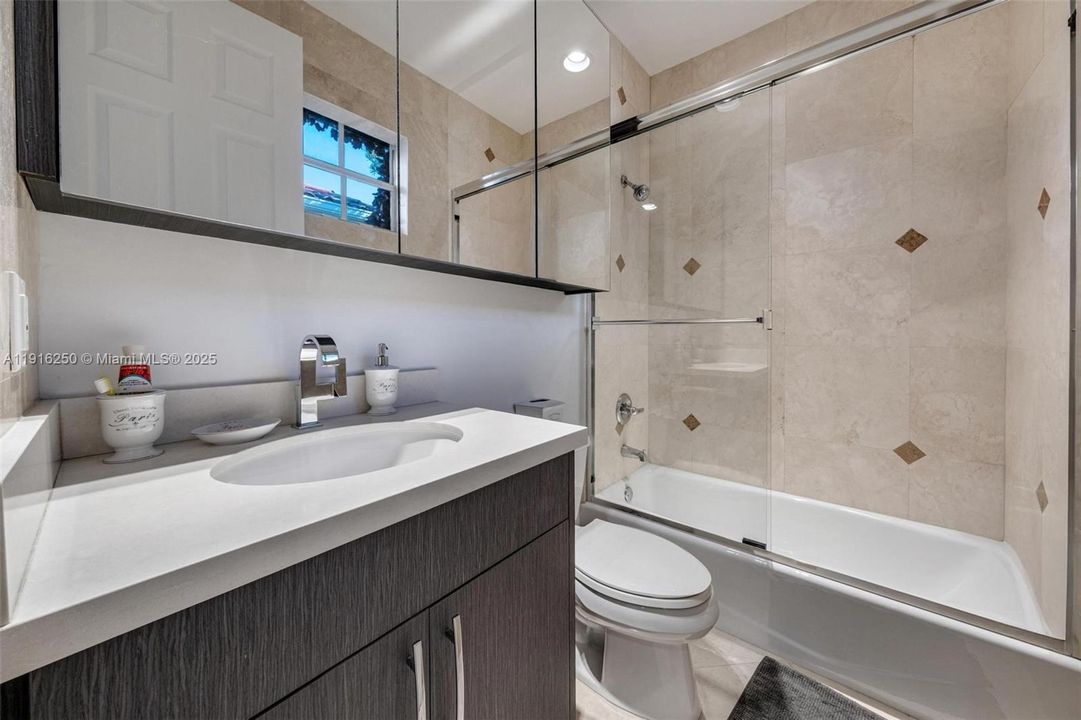 For Sale: $3,200,000 (6 beds, 5 baths, 3994 Square Feet)