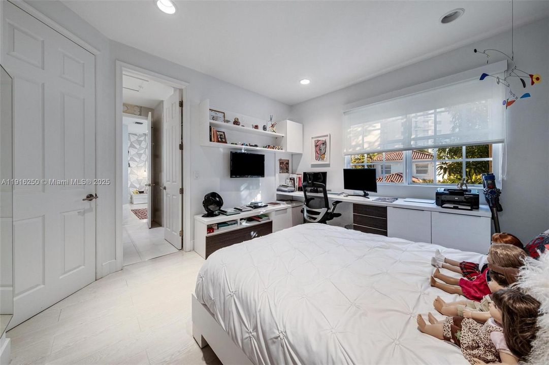 For Sale: $3,200,000 (6 beds, 5 baths, 3994 Square Feet)