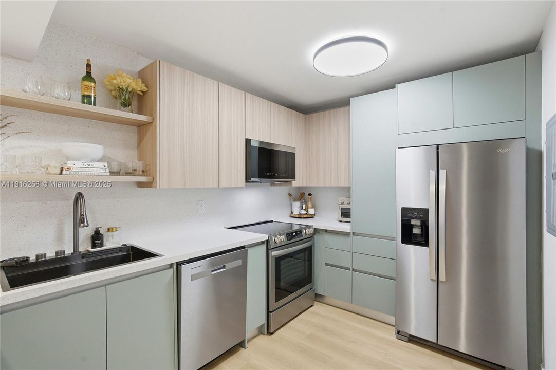 For Sale: $439,000 (2 beds, 1 baths, 768 Square Feet)