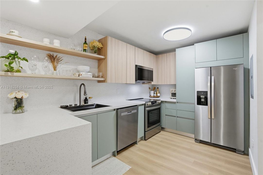 For Sale: $439,000 (2 beds, 1 baths, 768 Square Feet)