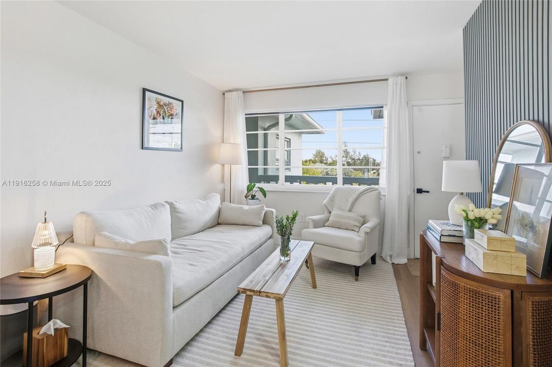 For Sale: $439,000 (2 beds, 1 baths, 768 Square Feet)