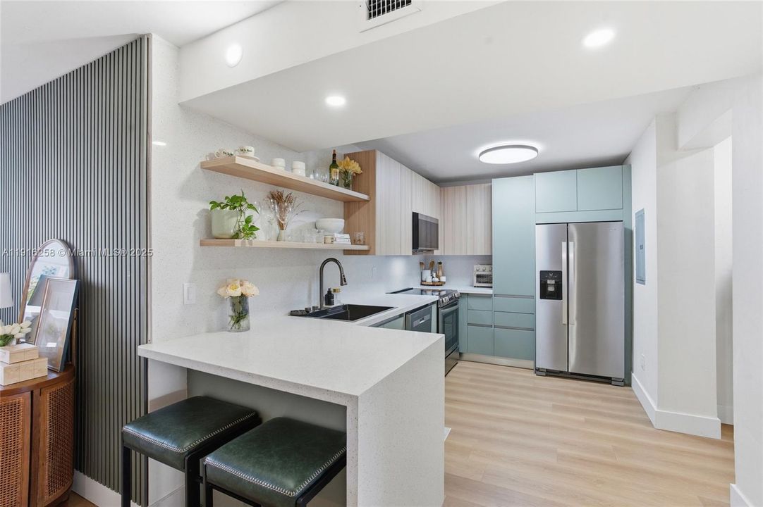 For Sale: $439,000 (2 beds, 1 baths, 768 Square Feet)