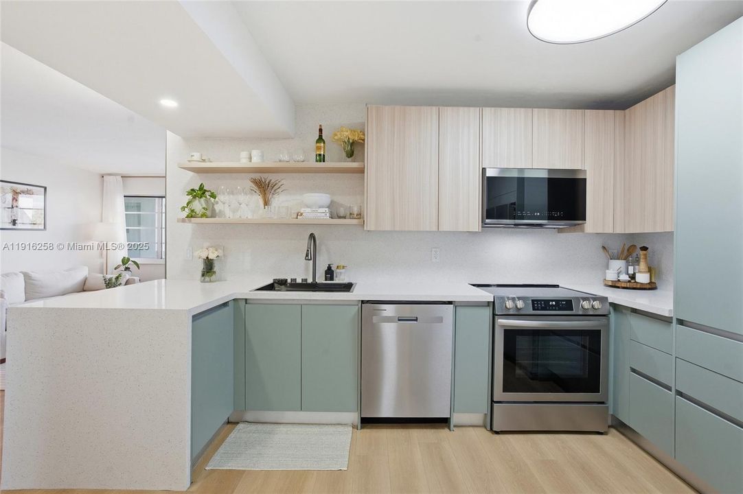 For Sale: $439,000 (2 beds, 1 baths, 768 Square Feet)