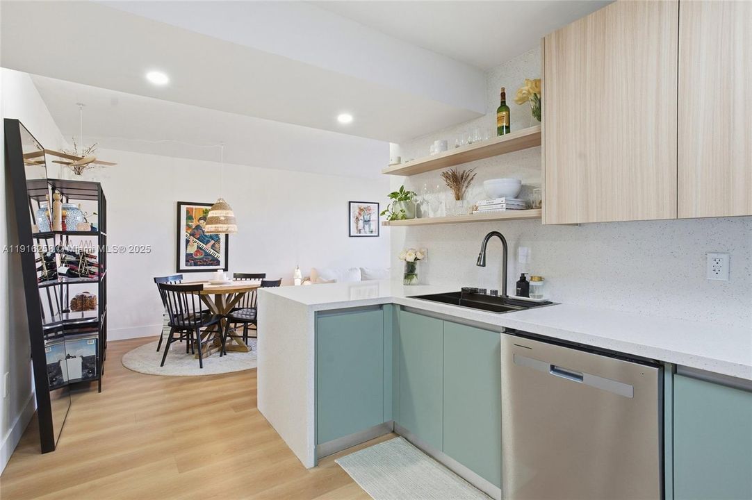 For Sale: $439,000 (2 beds, 1 baths, 768 Square Feet)