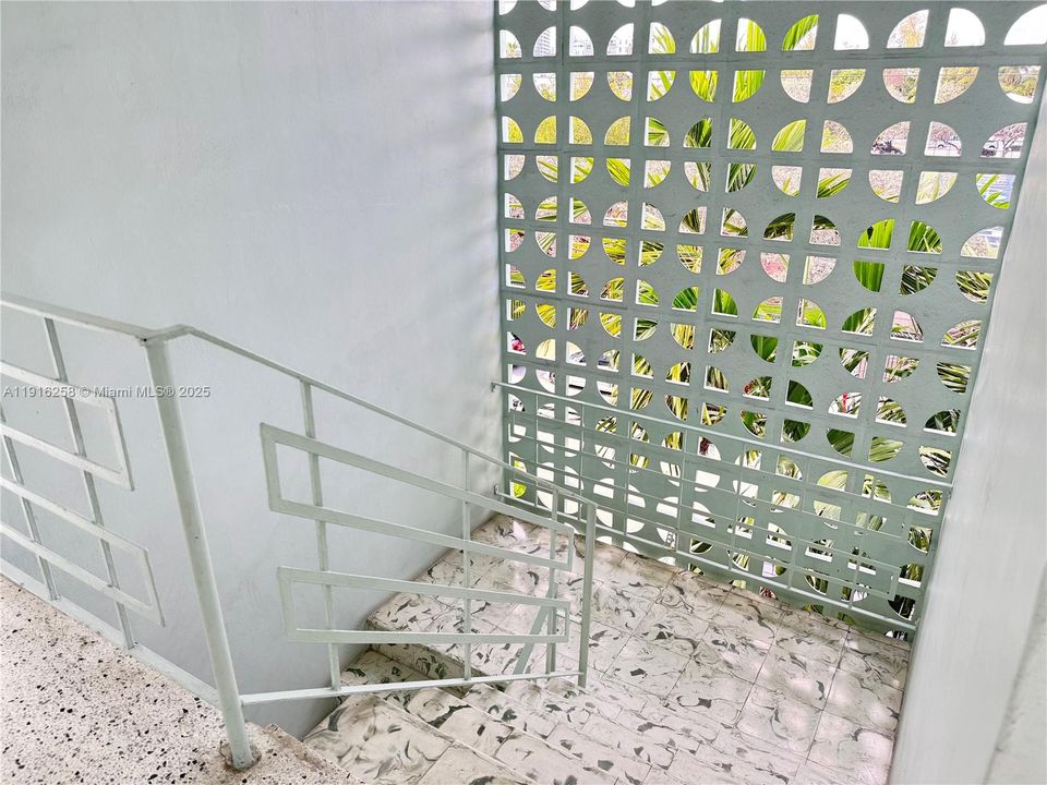 For Sale: $439,000 (2 beds, 1 baths, 768 Square Feet)