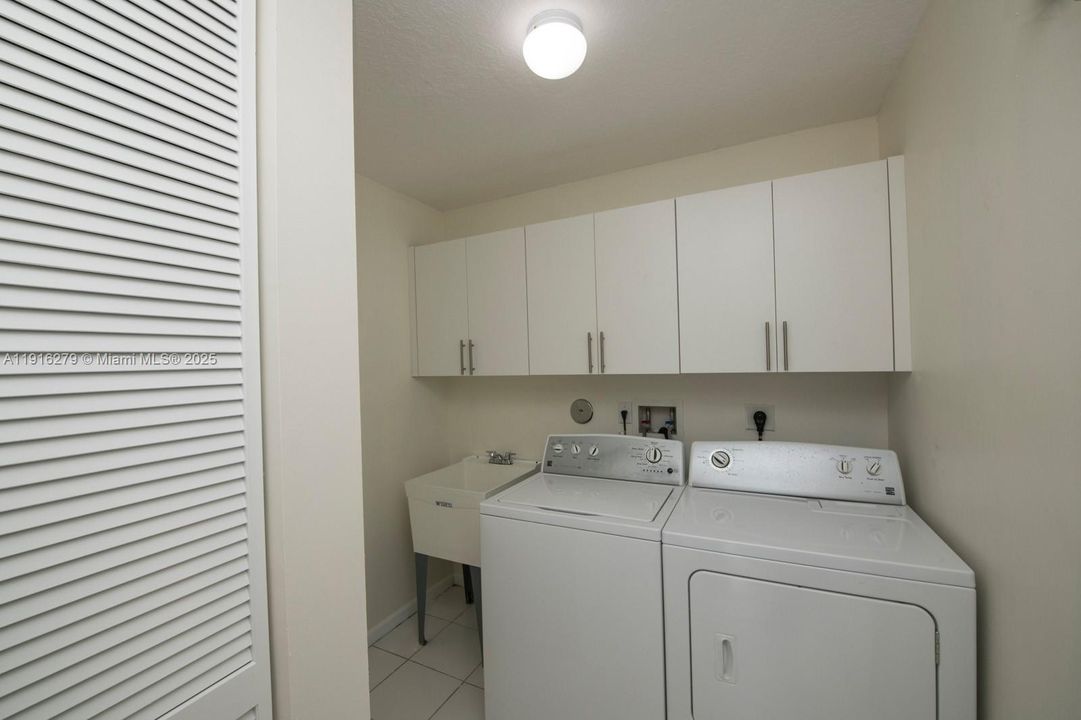 В аренду: $5,750 (5 спален, 3 ванн, 3625 Квадратных фут)