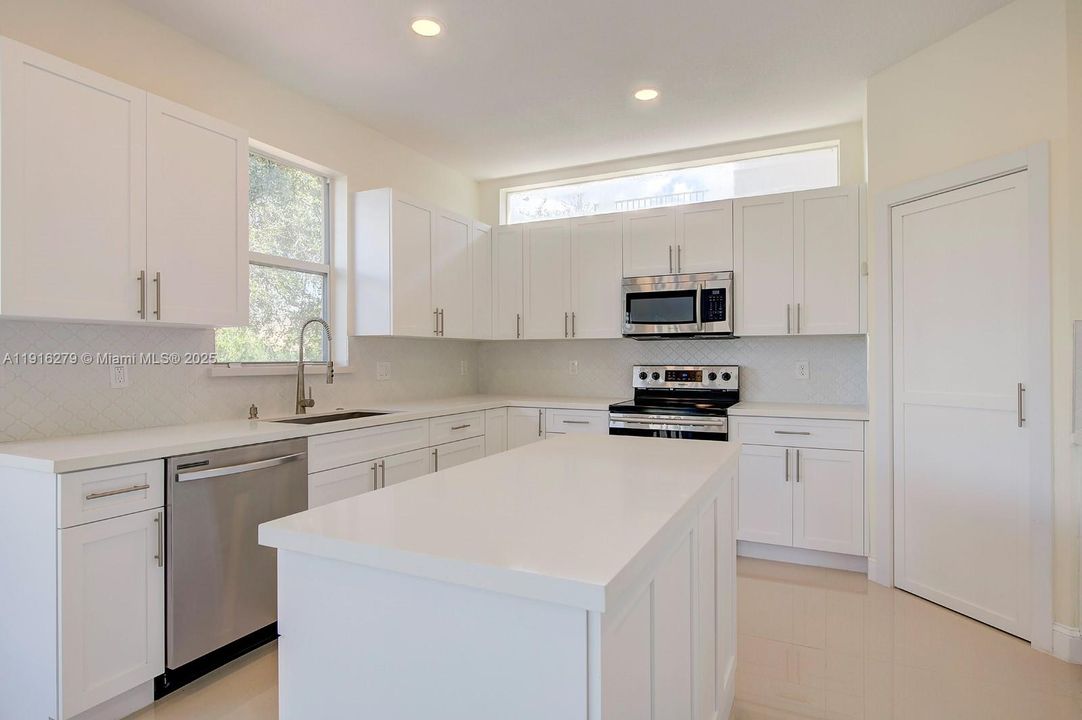 В аренду: $5,750 (5 спален, 3 ванн, 3625 Квадратных фут)