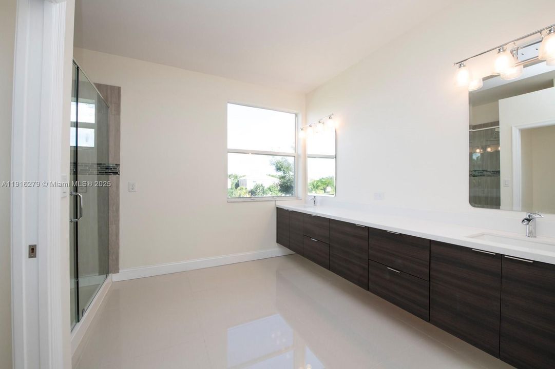 В аренду: $5,750 (5 спален, 3 ванн, 3625 Квадратных фут)