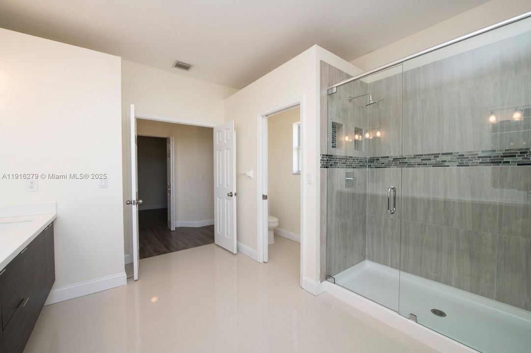 В аренду: $5,750 (5 спален, 3 ванн, 3625 Квадратных фут)