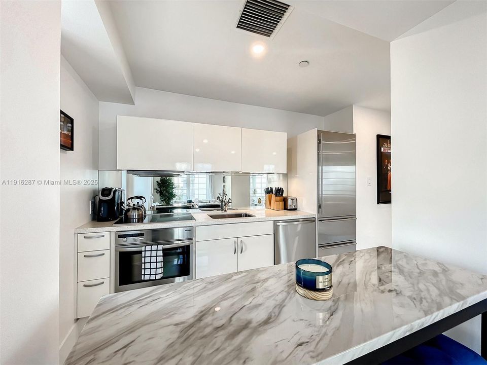 For Sale: $650,000 (1 beds, 1 baths, 717 Square Feet)