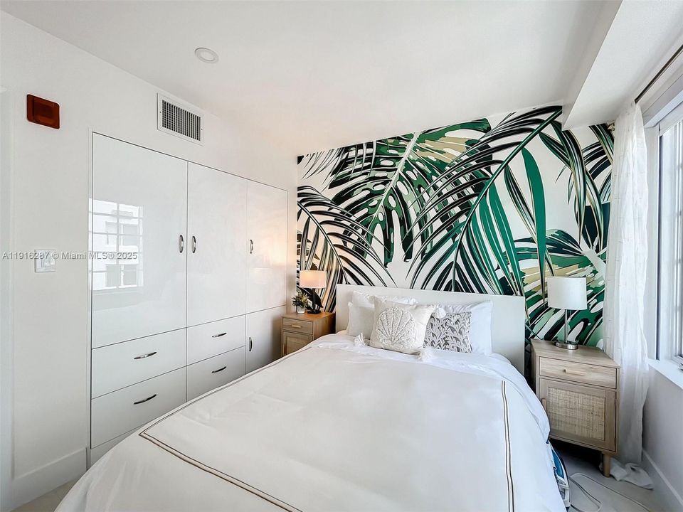 For Sale: $650,000 (1 beds, 1 baths, 717 Square Feet)