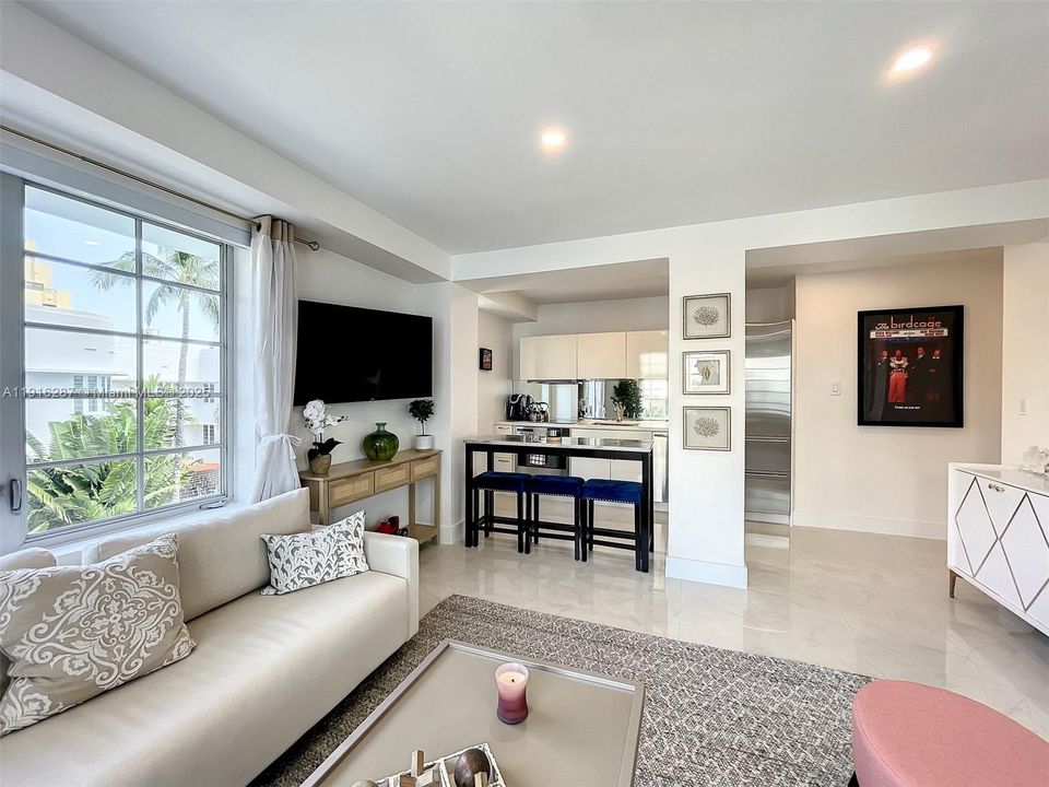 For Sale: $650,000 (1 beds, 1 baths, 717 Square Feet)