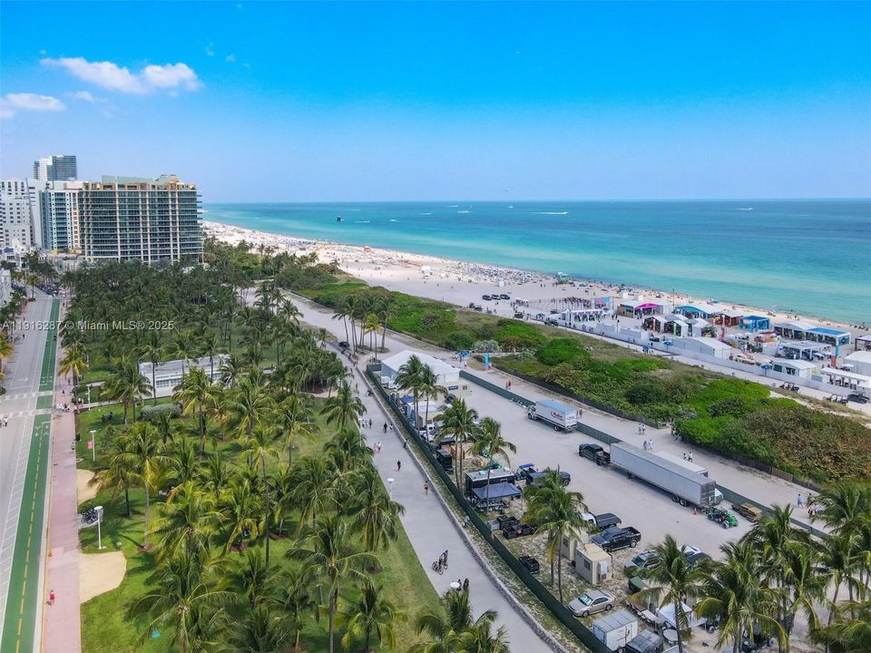 For Sale: $650,000 (1 beds, 1 baths, 717 Square Feet)