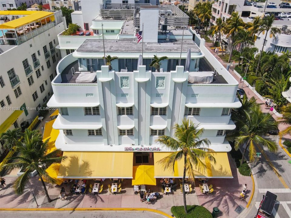 For Sale: $650,000 (1 beds, 1 baths, 717 Square Feet)