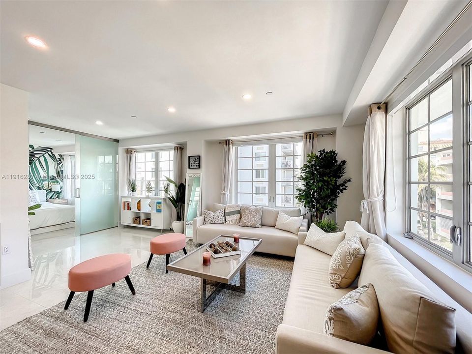 For Sale: $650,000 (1 beds, 1 baths, 717 Square Feet)