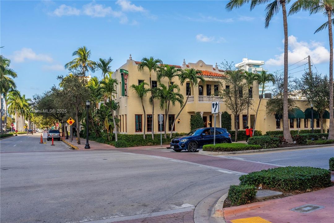 For Sale: $650,000 (1 beds, 1 baths, 717 Square Feet)