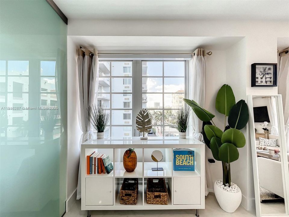 For Sale: $650,000 (1 beds, 1 baths, 717 Square Feet)