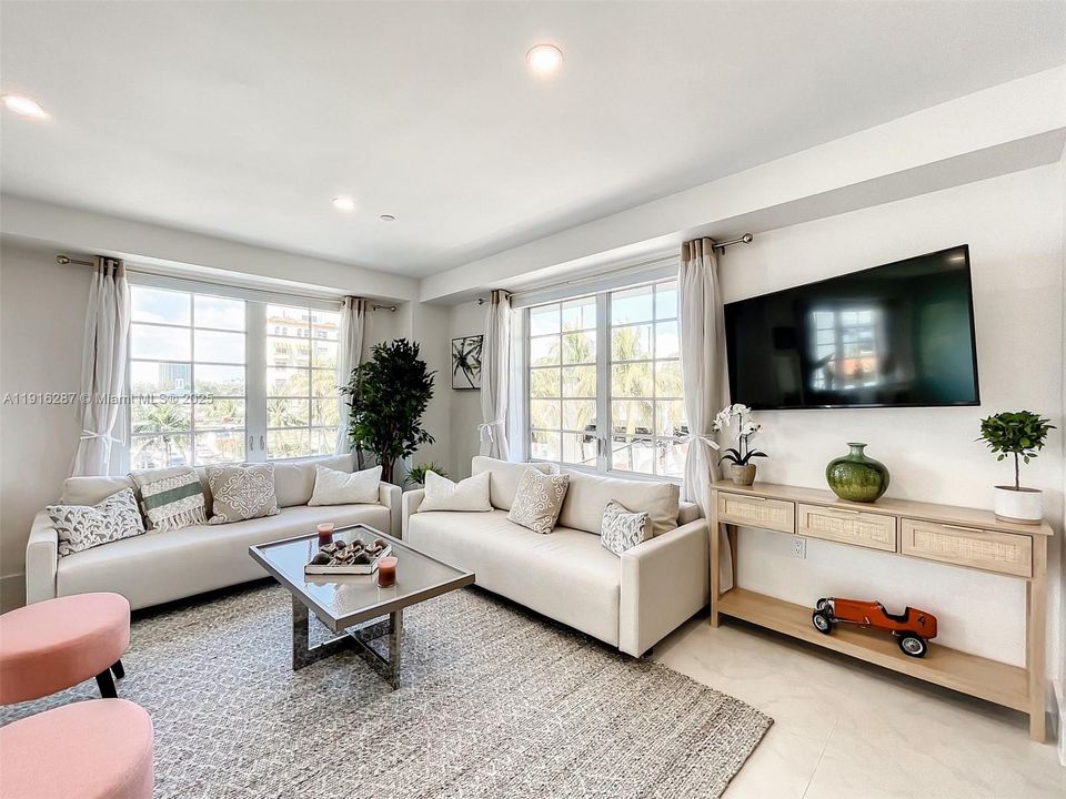 For Sale: $650,000 (1 beds, 1 baths, 717 Square Feet)