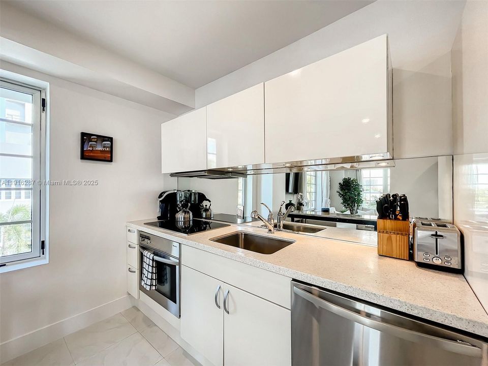 For Sale: $650,000 (1 beds, 1 baths, 717 Square Feet)