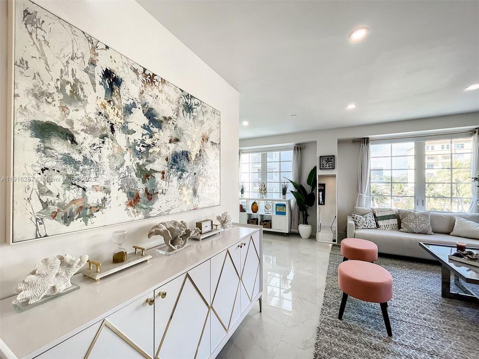 For Sale: $650,000 (1 beds, 1 baths, 717 Square Feet)