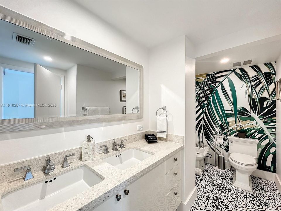 For Sale: $650,000 (1 beds, 1 baths, 717 Square Feet)