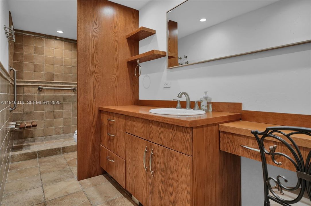 待售: $399,000 (1 贝兹, 1 浴室, 1046 平方英尺)