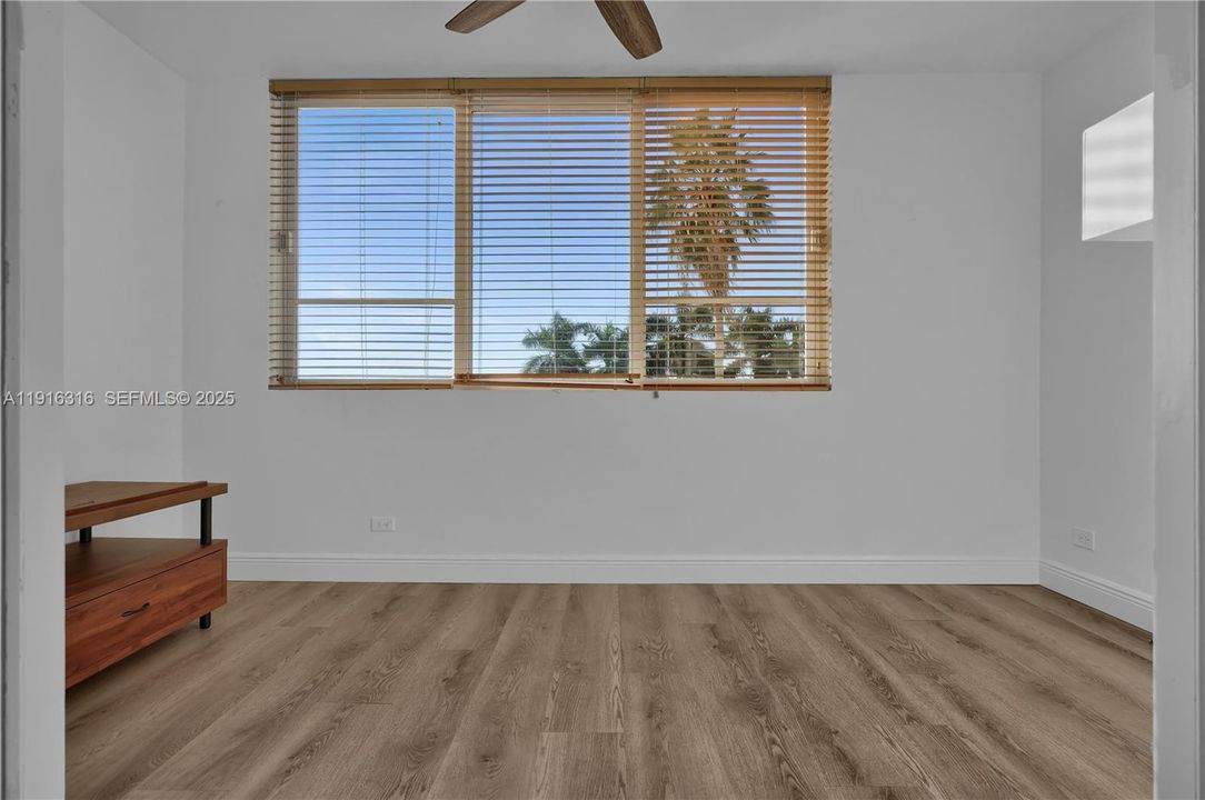 待售: $399,000 (1 贝兹, 1 浴室, 1046 平方英尺)