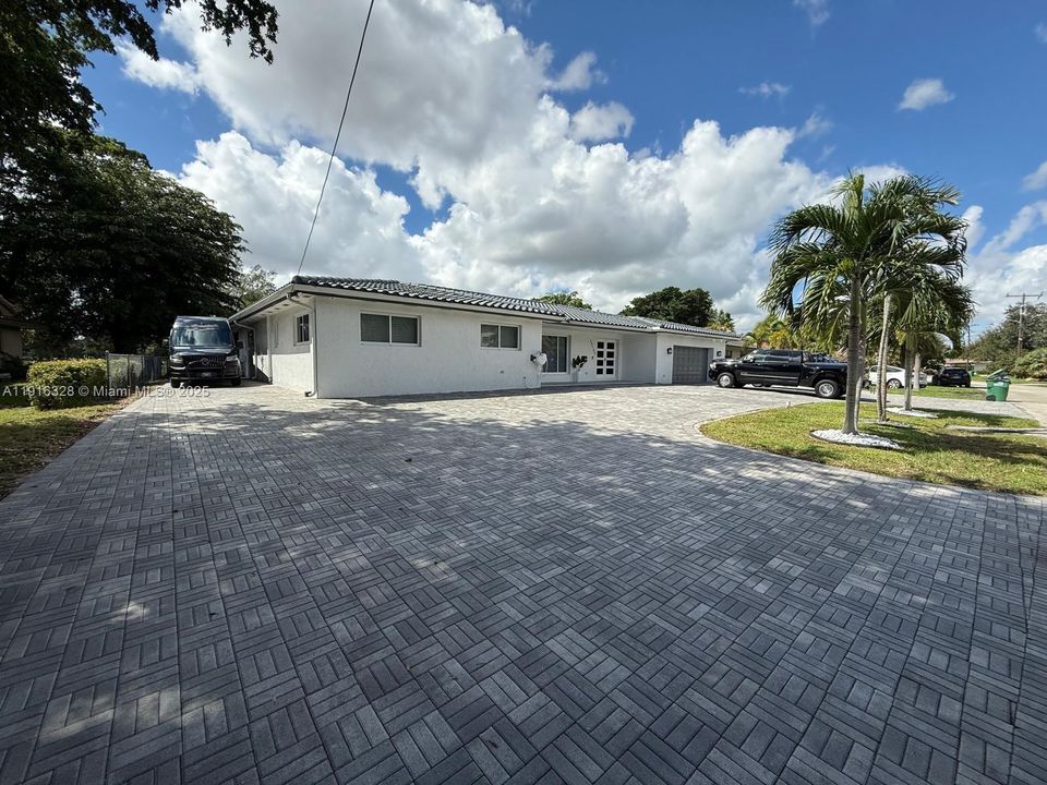 For Sale: $1,150,000 (6 beds, 4 baths, 2748 Square Feet)