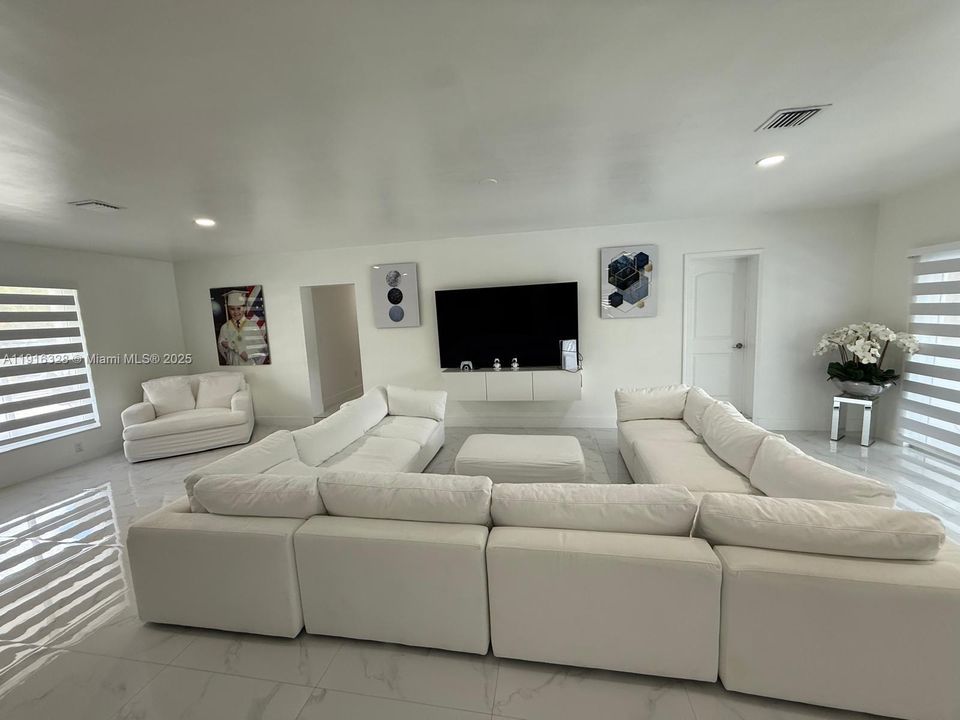 For Sale: $1,150,000 (6 beds, 4 baths, 2748 Square Feet)