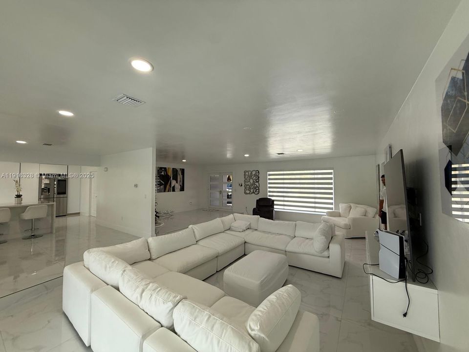 For Sale: $1,150,000 (6 beds, 4 baths, 2748 Square Feet)