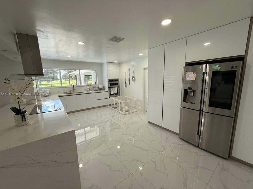 For Sale: $1,150,000 (6 beds, 4 baths, 2748 Square Feet)