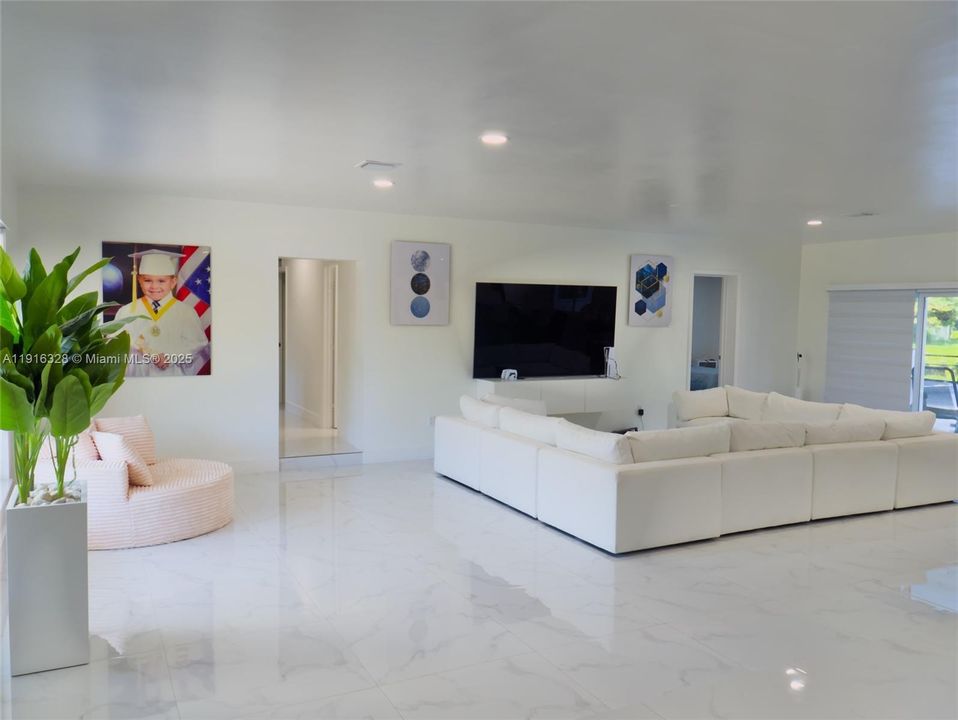 For Sale: $1,150,000 (6 beds, 4 baths, 2748 Square Feet)