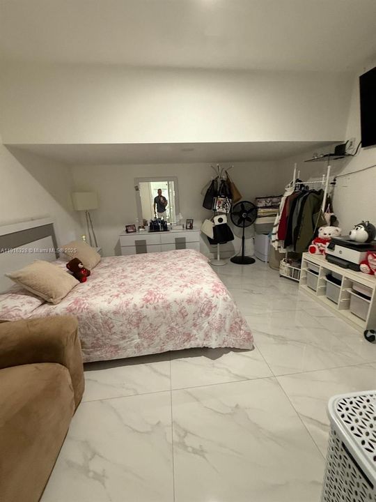 For Sale: $1,150,000 (6 beds, 4 baths, 2748 Square Feet)