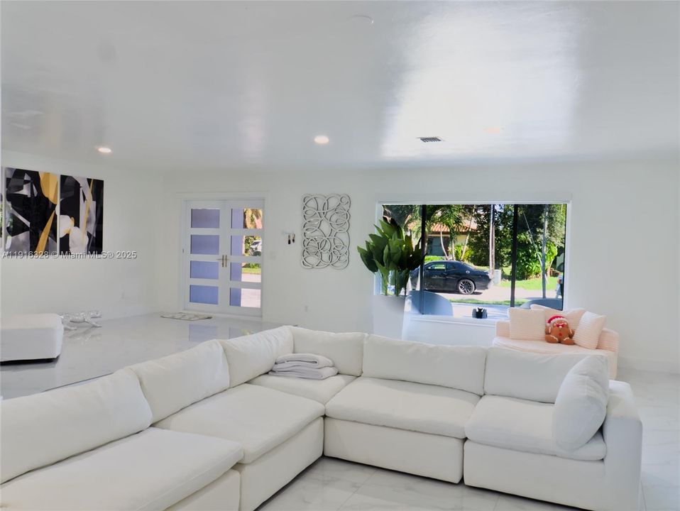 For Sale: $1,150,000 (6 beds, 4 baths, 2748 Square Feet)