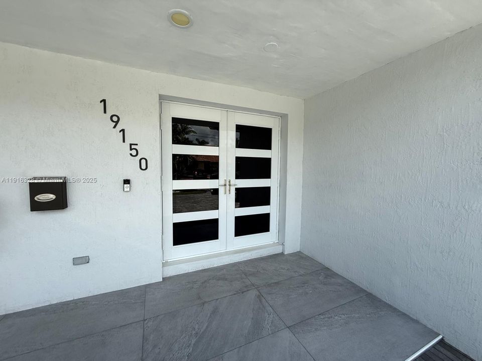 For Sale: $1,150,000 (6 beds, 4 baths, 2748 Square Feet)