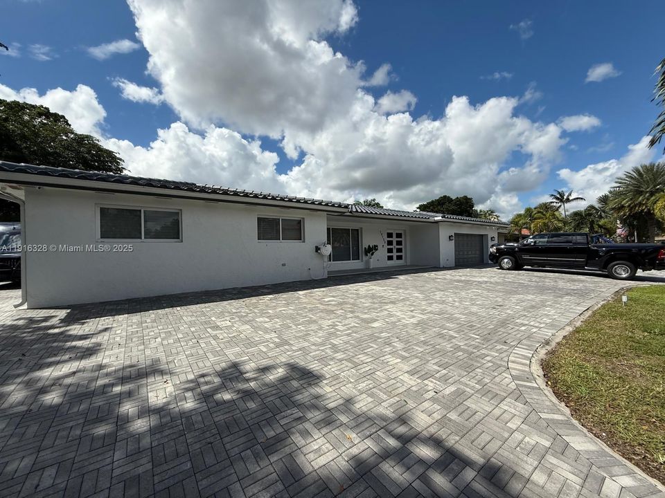 For Sale: $1,150,000 (6 beds, 4 baths, 2748 Square Feet)