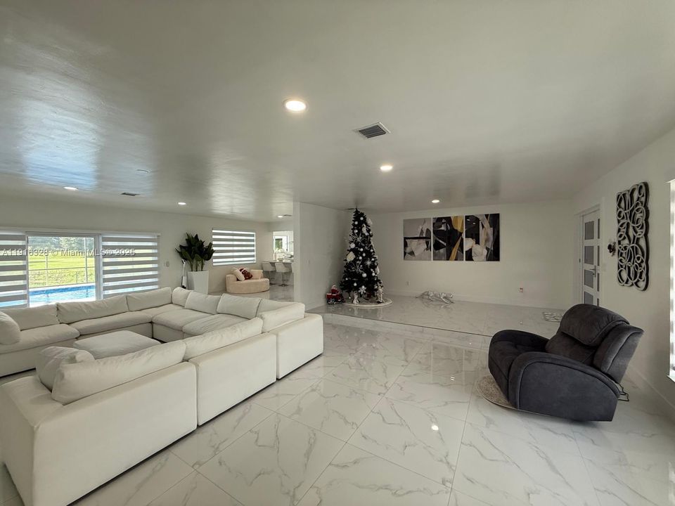 For Sale: $1,150,000 (6 beds, 4 baths, 2748 Square Feet)