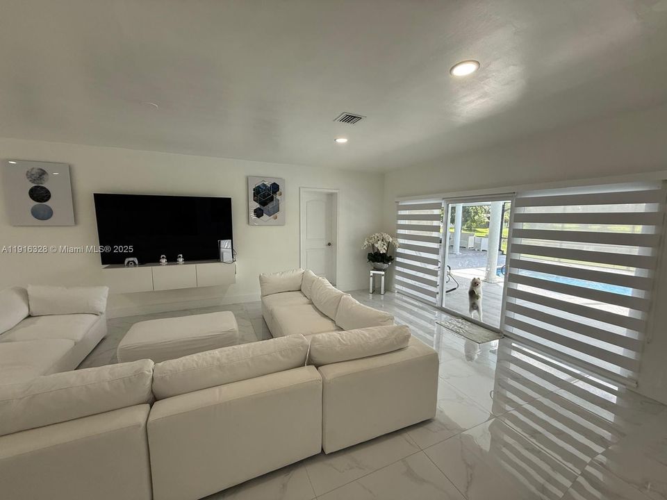 For Sale: $1,150,000 (6 beds, 4 baths, 2748 Square Feet)