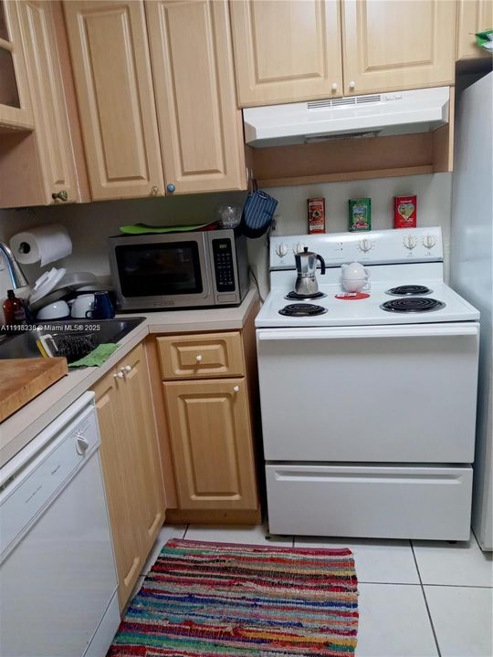 For Rent: $2,100 (2 beds, 1 baths, 690 Square Feet)