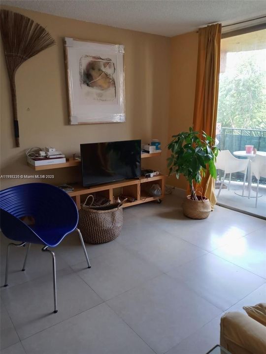 For Rent: $2,100 (2 beds, 1 baths, 690 Square Feet)