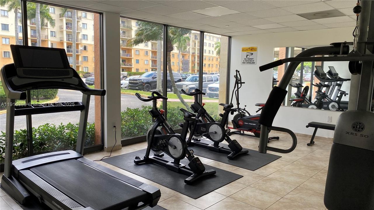 For Rent: $2,100 (2 beds, 1 baths, 690 Square Feet)