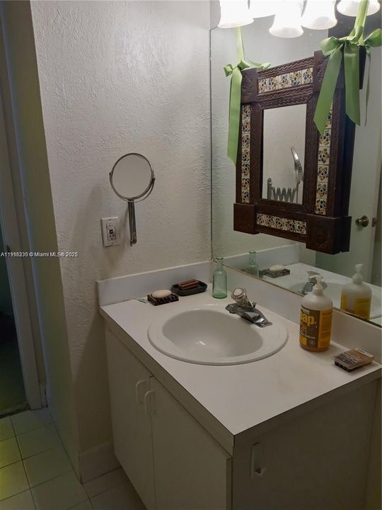 For Rent: $2,100 (2 beds, 1 baths, 690 Square Feet)