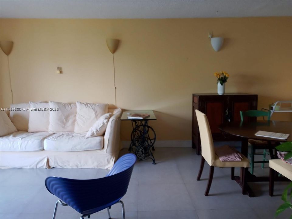 For Rent: $2,100 (2 beds, 1 baths, 690 Square Feet)